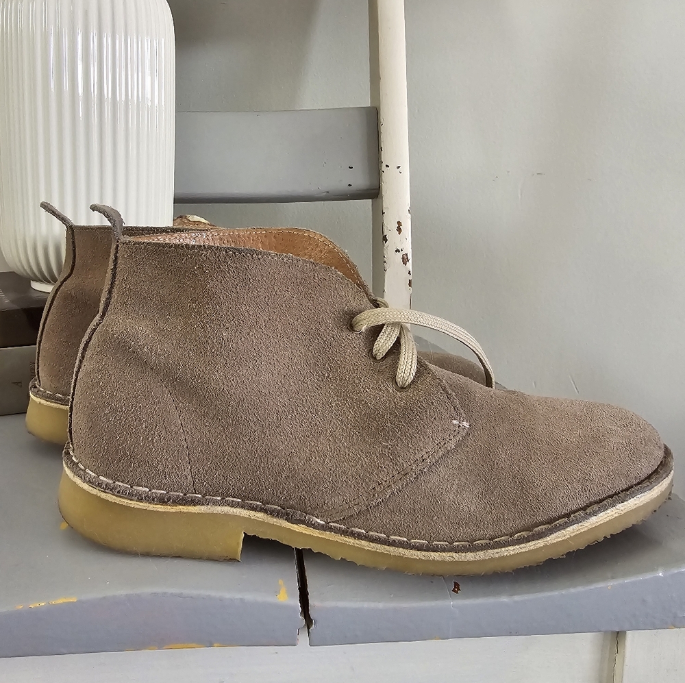 🍋Clarks style suede desert boots